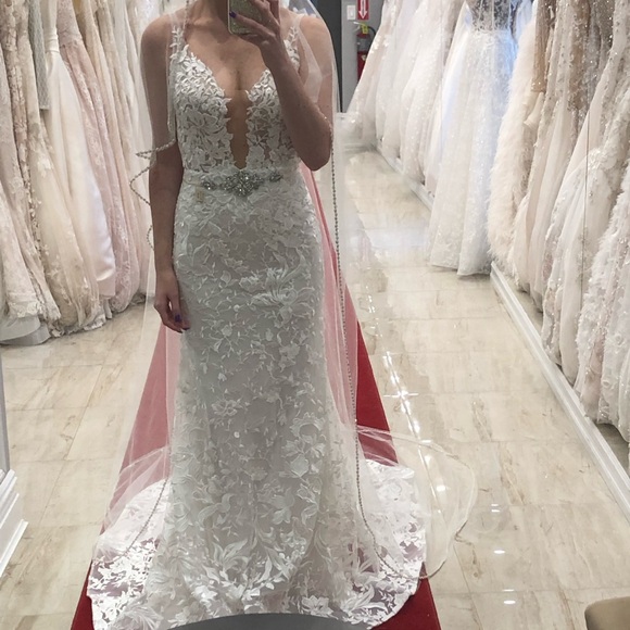 Stunning cathedral length angel cut veil. Only worn once & in like-new condition - Picture 7 of 9